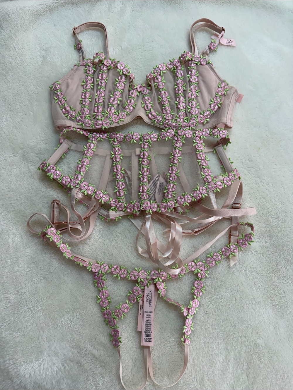 Victorias Secret DREAM ANGELS 32C/Small Push Up Bra Thong Garter Set Rosebud NWT
